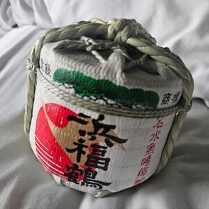 Miniature Japanese Sake Barrel Hamafukutsuru Sake Container Wrapped in Straw